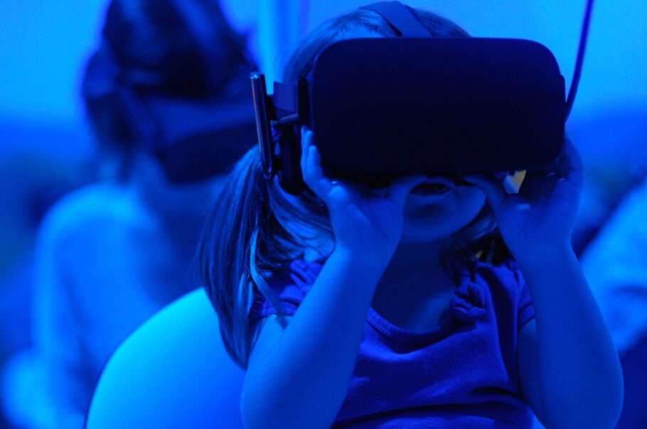 L'humain dans la digitalisation - Enfant avec casque virtuel